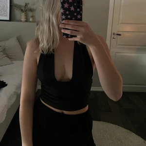 halter-neck topp - Svart halter neck topp från Shein, säljer pga att den inte kommer till användning längre och den är i bra skick! 