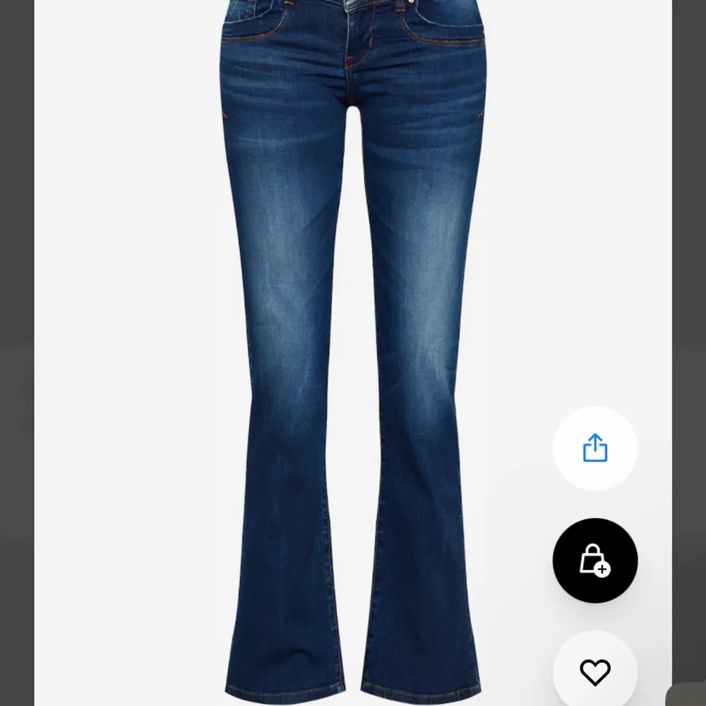 Säljer dessa supersnygga bootcut jeans från ltb och är i modellen valerie. Hör av dig för fler bilder eller om du har några frågor. Köpare står för frakt💖. Jeans & Byxor.