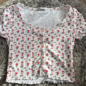 T shirt - Säljer denna superfina sommar tröja som inte kommer till användning och är för stor i storlek xs o knapar fram❤️ köparen står för frakten ❤️