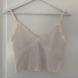 Topp med spets - Vit topp från H&M i stl S 🦋 Fint skick