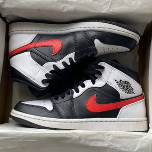 Jordens mid  - Hej tänkte nu sälja dessa super snygga Jordan mid som är i näst in till ny skick då jag använt dem max fyra gånger. ☺️☺️