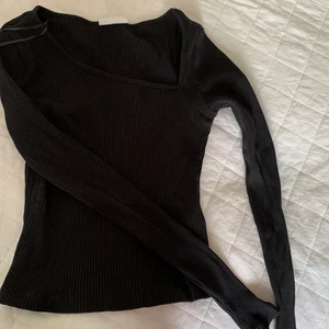 Gina tricot topp svart - Köpte denna tröja/topp från Gina för ungefär 1,5 år sen och haft aldrig till användning. Köpte den för 199kr och kan sälja 80-120kr. Använts bara 1 gång. Kontakta gärna om du är intresserad så kan vi komma till ett bra pris!!
