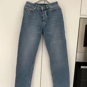 Säljer dessa snygga pösiga jeans mellan storlek 28-30. Märket är SWEET SKBTS och nypris ligger på 600kr dem är perfekta mot sommaren och är i mycket fint skick.