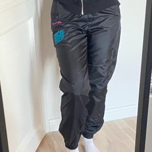 Svarta Adidas Träningsbyxor  - Svarta Adidas Chiesa Sport träningsbyxor i storlek S! Kan mötas upp i Stockholm City eller skickas på post, köparen står för frakten 🥰