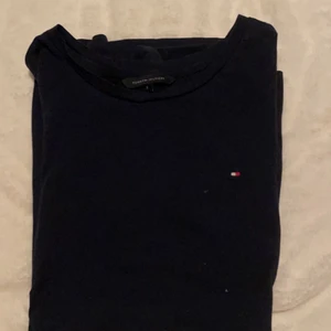 T-shirt storlek s - Tommy hilfiger t-shirt storlek s men passar även xs