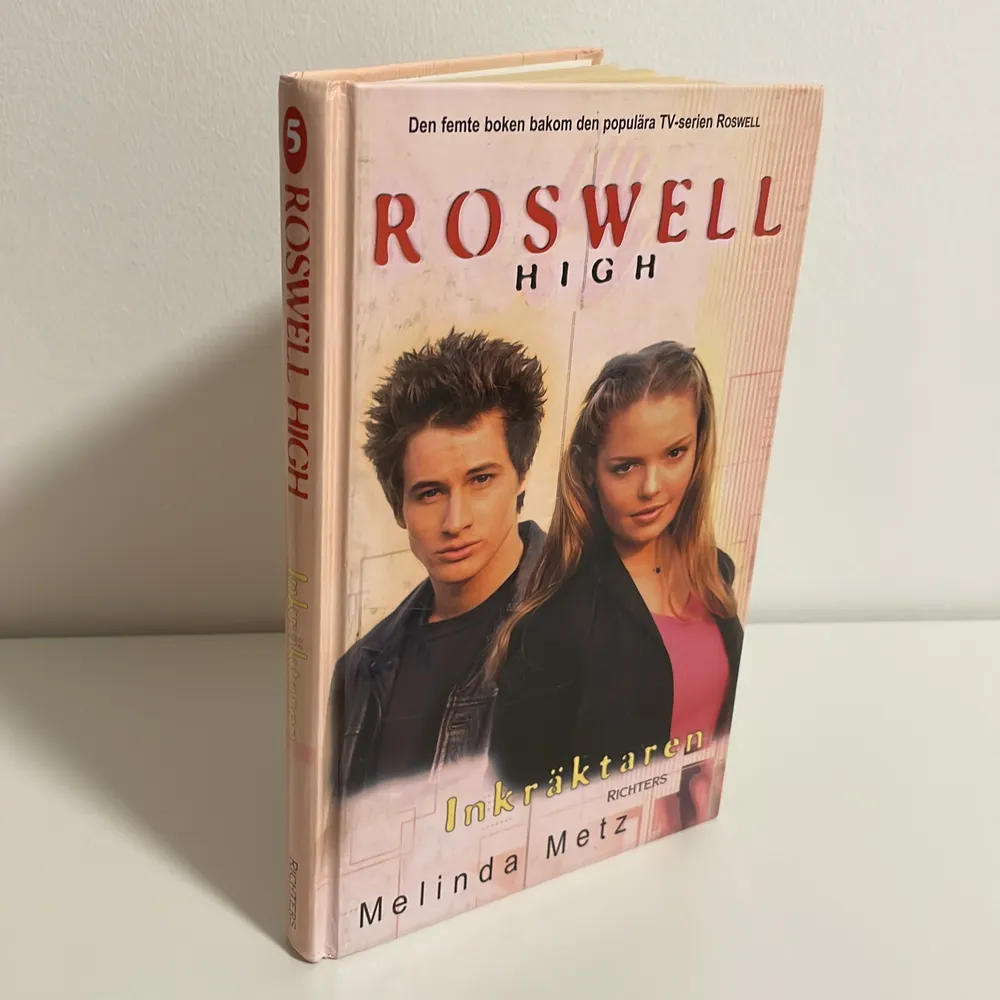 En bok på svenska vid namn ”Roswell High” av Melinda Metz. Övrigt.