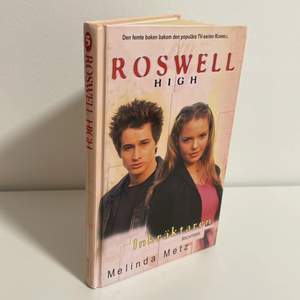 En bok på svenska vid namn ”Roswell High” av Melinda Metz