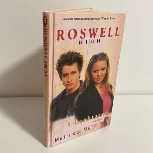 Svensk bok - En bok på svenska vid namn ”Roswell High” av Melinda Metz