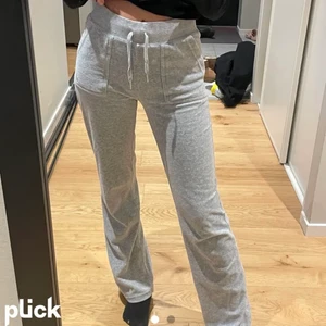 Juicy byxor - Säljer mina gråa juicy byxor då dem inte kommer till andvändning! Strl xxs tvättade ca 3-4 ggr, har hela sättet man kan köpa för sig också, 900 för byxorna och 1900 för hela sättet❤️