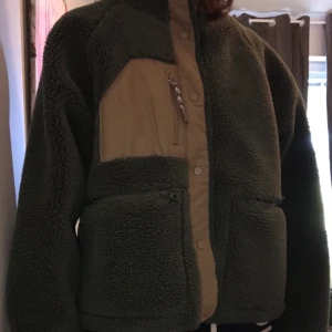 Teddyjacka - Säljer en teddyjacka från Pull & Bear. Den är endast använd 1 gång. FRAKTEN STÄMMER INTE