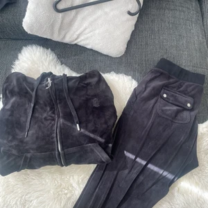 Juicy couture dress - Juicy dress i storlek L på byxan och M i tröjan. Dressen är i bra skick men som man kan se på första bilden har ena metallen åkt av från snöret på luvan i tvättmaskinen. Köpt för 2200 på Nelly. Ljuset på bilden är dåligt, den är svart som på första bilden