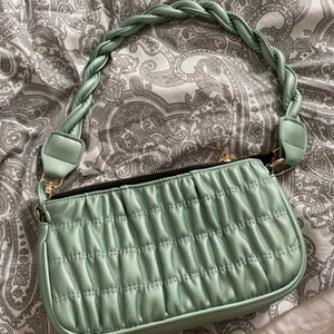 Väska - Oanvänd väska original pris 599 men jag säljer för 290