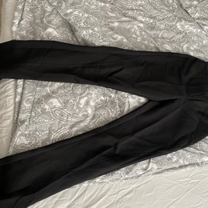 Kostymbyxor - Svarta kostymbyxor från nellie storlek XS