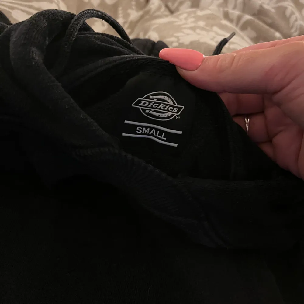 En dickies hoodie, märket e lite slitet som man ser på bilden i övrigt fin. Hoodies.