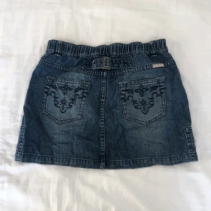 Jeanskjol - Jeanskjol i strl 152 🦋 Passar någon som bär strl XXS-XS och är max 160 cm lång, men beror självklart på kroppsform, om man har den låg- eller högmidjad o hur långt ner man vill att den ska gå 🤍