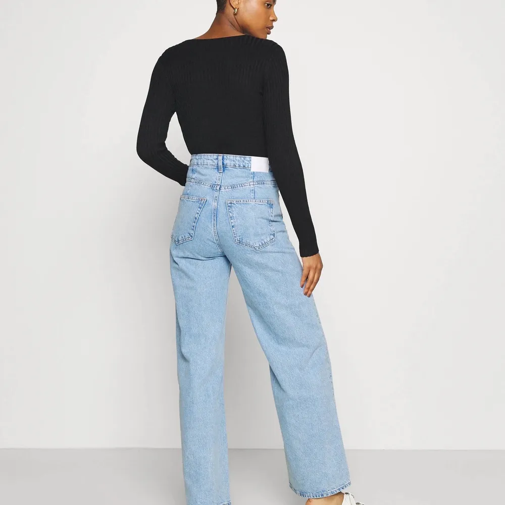 Säljer mina blåa Weekday Ace jeans, strl W. 26 och L. 34. Säljer pga passar inte mig längre, därav bilder på modell så man ser hur de ser ut. Köpta för 500kr 💕TRYCK INTE PÅ KÖP NU!. Jeans & Byxor.