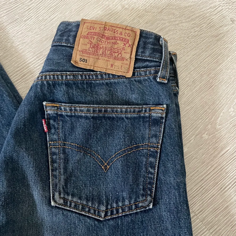 Vintage Levi’s 501 i strl 28/32. passar bra om man har dam W24 elr xs/34. Bra skick 🌟. Jeans & Byxor.