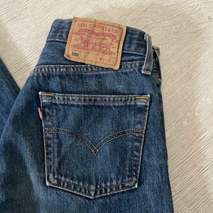 Levi’s 501 - Vintage Levi’s 501 i strl 28/32. passar bra om man har dam W24 elr xs/34. Bra skick 🌟