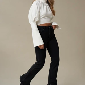 Svarta jeans - Säljer dessa snygga jeansen från Hanna Schönbergs kollektion med NA-KD. Byxorna är tyvärr för stora för mig💘 Byxorna är endast använda ett fåtal gånger. Köparen står för frakten! Svarar gärna på frågor och skickar fler bilder🥰