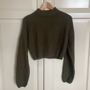 Stickad grön tröja - Croppad stickad tröja från H&M. Storlek S💕