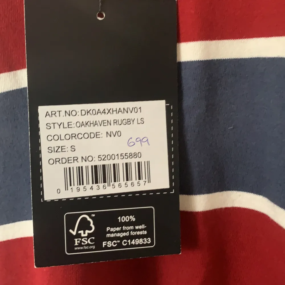 Helt ny Randing dickies tröja, storlek S men enligt mig är den lite större. original pris är 700kr men jag säljer för 200kr, kan frakta men kan också mötas upp och lämna över i Trollhättan, Vänersborg, Mellerud, Uddevalla:). Tröjor & Koftor.