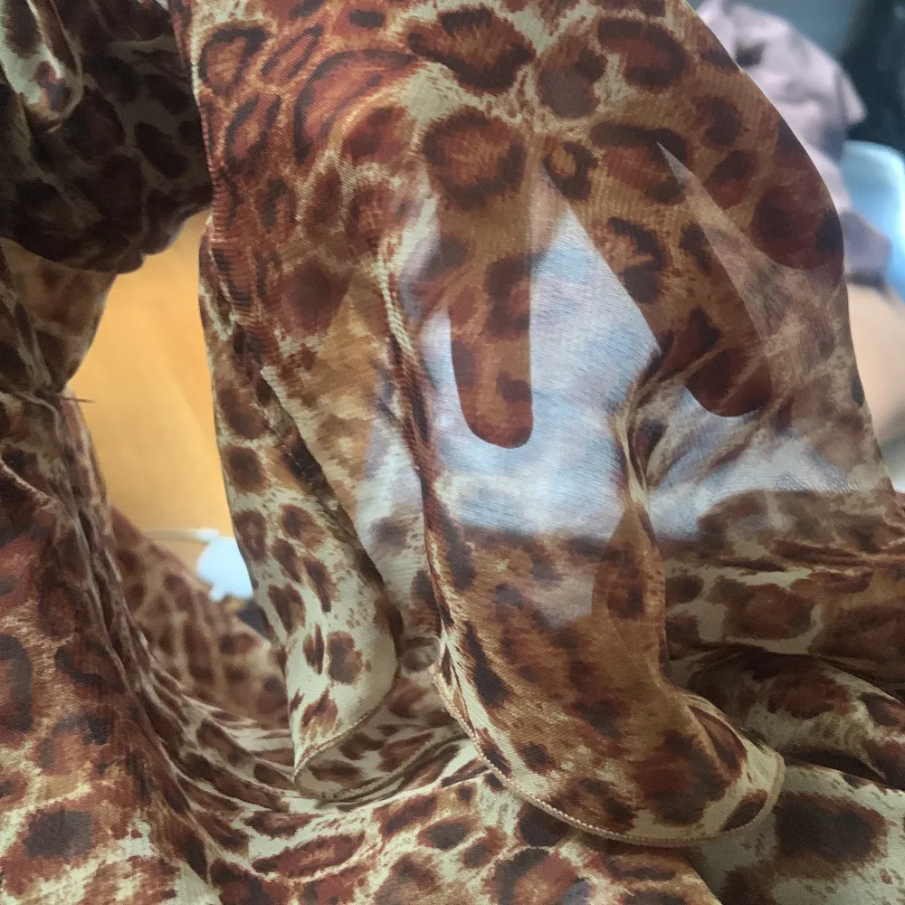 Världens snyggaste leopardset - omlott blus med volang och vida byxor 😻🤎 Tunnt transparent chiffongtyg . Blusar.