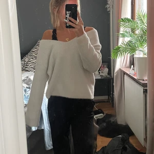 stickad tröja från hm  - jätteskönt v ringad stickad från hm. Finns inte att köpa längre. Storlek xs