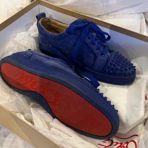INTRESSEKOLL !! Säljer mina äkta blå Christian Louboutin skor då dem ej kommer till användning🥰, alla nitar e kvar och lådan tillkommer. Dem är i bra skick❣️