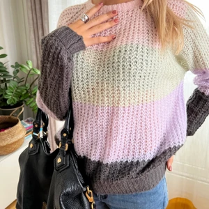 Stickad tröja  - Otroligt härlig stickad tröja i fina färger. Passar till allt. Knappt använd