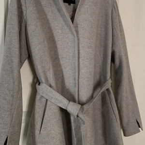 Höst ullkappa - Fin ullkappa till hösten från Stockholm. På lappen står stl44 dock jag uppskattar den som 40-42. Finns i Karlstad, kan skickas mot fraktkostnad