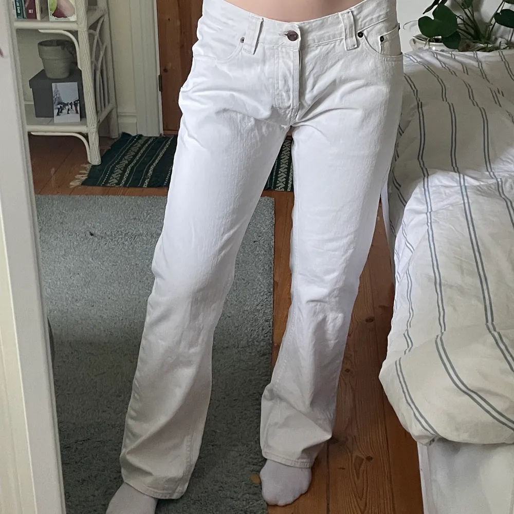 Vita lågmidjade och lite baggy jeans. . Jeans & Byxor.
