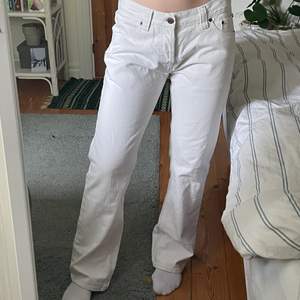 Vita lågmidjade och lite baggy jeans. 