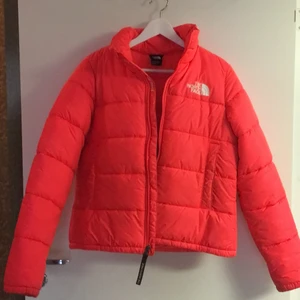 The North Face Jacka - Kostar egentligen 2400kr haft på mig den runt 5gånger, perfekt för kalla väder 