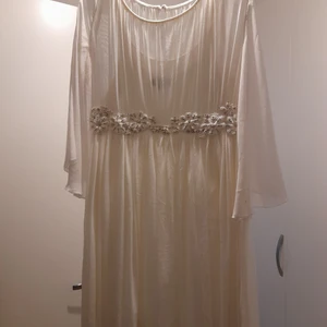 Oanvänd festklänning - Den har trumpet ärmar ..har aldrig använts...har bara hänt i garderoben.