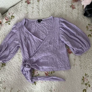 V ringad topp - Köpt från Monki och har använd en gång eftersom den är en storlek för stor. 