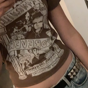 Tight t-shirt med ”tryck” - Jättecool tight t-shirt. Stretchigt  material. Köpte second hand💕