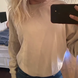 beige tjocktröja - Så mysig beige tjocktröja🤍 strl XS men ganska stor så passar ävrn S-M. 