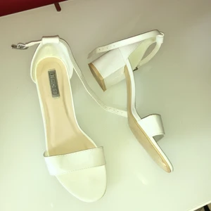 Vita klackar - Vita låga klackar. Använda 1 gång. Perfekta till studenten.