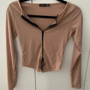 Bohoo, strl 36, tröja - Beige tröja med svart dragkedja. Jättefin men har aldrig kommit till andvändning. Strl 36. Obs köparen står för frakt.