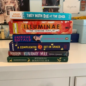 Böcker - Säljer dessa böcker. Alla är på engelska utom ”besynnerliga berättelser”. Frakten stämmer inte överens med det som står utan dma mot om den.  ”They both die at the end” och illuminae files” har varsin liten skada. Alla är olästa.