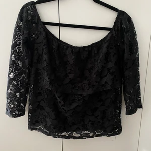 Spetströja strl s/m - Kan användas både off shoulder och on shoulder. Var min en av mina favoriter men inte min smak längre. Obs köparen står för frakt