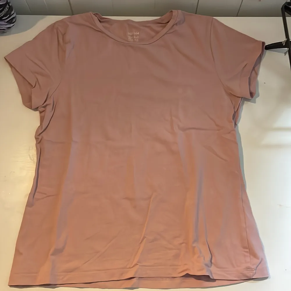 Jag säljer en rosa t-shirt från Kappahl. Nästan aldrig använd. Bra skick! . T-shirts.