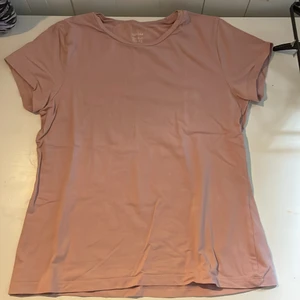 Rosa t-shirt  - Jag säljer en rosa t-shirt från Kappahl. Nästan aldrig använd. Bra skick! 