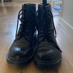 Svarta doc-liknande kängor - Fyndades secondhand men var tyvärr för små för mig som har 39-40. Små i storleken med andra ord. Inte burits särskilt mycket av mig men de var i begagnat skick när de köptes, säljes i befintligt skick. 