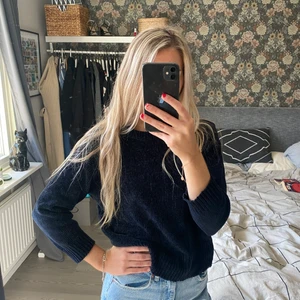 Stickad  - Säljer denna marinblå stickad från jacqueline de yong! Perfekt att ha över en skjorta eller klänning! Kan mötas upp i Linköping annars står köparen för frakten! Tryck EJ på köp! 