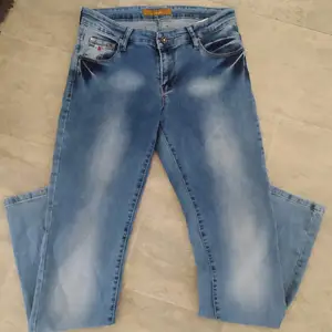 Fina dsquared jeans som är i nyskick, storlek 33 vilket motsvarar mellan s och m så skulle rekommendera för dig som är lite mindre runt midja och lår. Skit snygg passform och passar till allt.