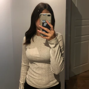 Stickad tröja - Stickad tröja från Tommy Hilfiger i stl S men passar nog Xs, beige/vit. Köpt för ungefär 300-350kr, aldrig använd, bra skick. 