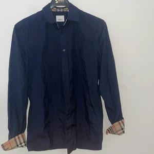 Burberryskjorta strlk S - Säljer min burberryskjorta strlk S Inköpt på nk förra året, nypris 3700 