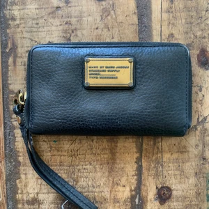 Marc Jacobs plånbok ✨ - Säljer en plånbok från Marc By Marc Jacobs  Classic zip wallet som använts en del och därav blivit lite nött, sänker därför priset! Materialet är läder och jag skickar när jag ser pengarna på mitt konto :) Köparen står för frakt!