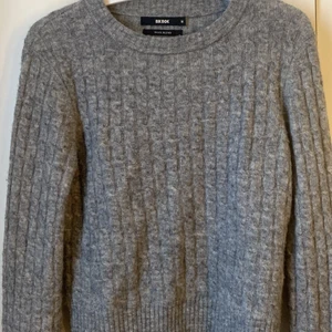 Stickad tröja  - ❤️❗️BETALNING SKER VIA SWISH❗️❤️ Grå stickad tröja ifrån bikbok i storlek M, JÄTTE mjuk och snygg tröja den har även väldigt långa ärmar